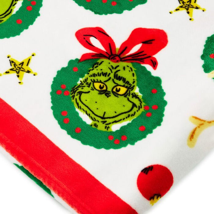 Grinch-CindyLou-Max-Faces-in-Wreaths-Fleece-Blanket_1XKT8088_04