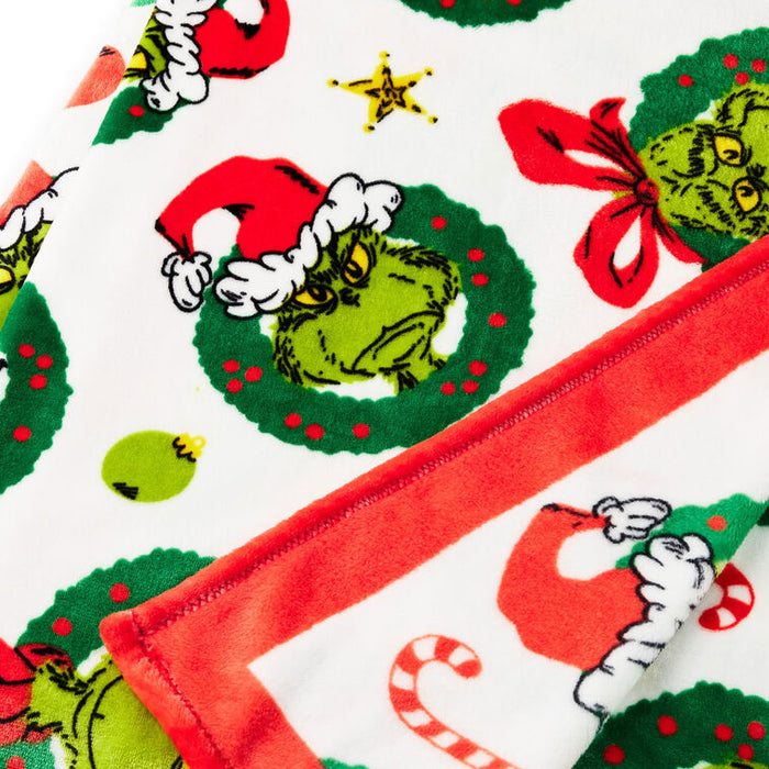 Grinch-CindyLou-Max-Faces-in-Wreaths-Fleece-Blanket_1XKT8088_05