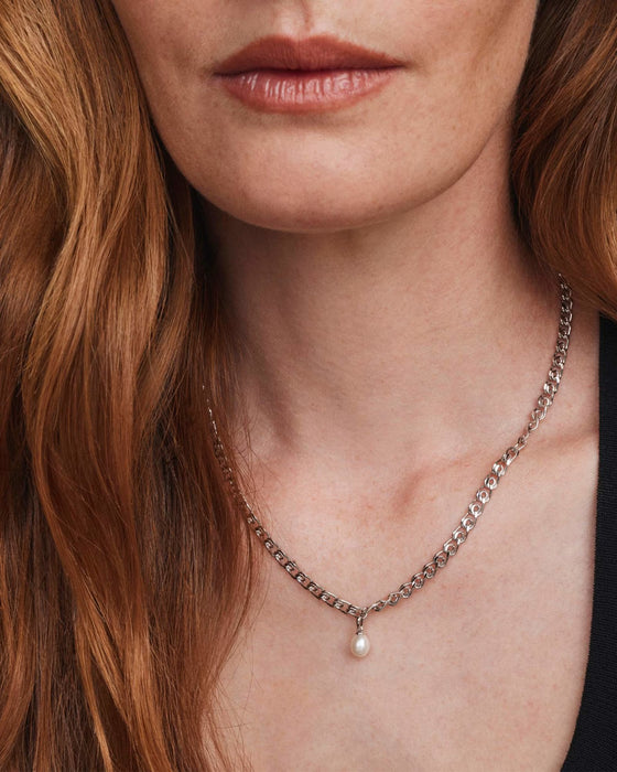 Kendra-Scott-Oakland-Pearl-Chain-Necklace-White-Pearl-Rhodium-On-Figure-01