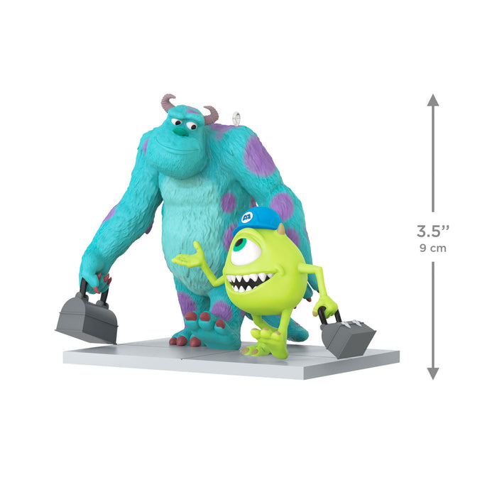 Two animated monster character figurines on a white background with a measurement indicator.