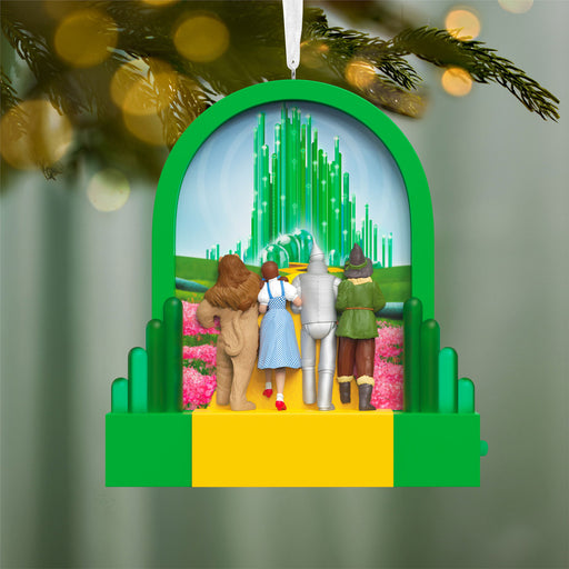Ornament with characters from 'The Wizard of Oz' against a green background
