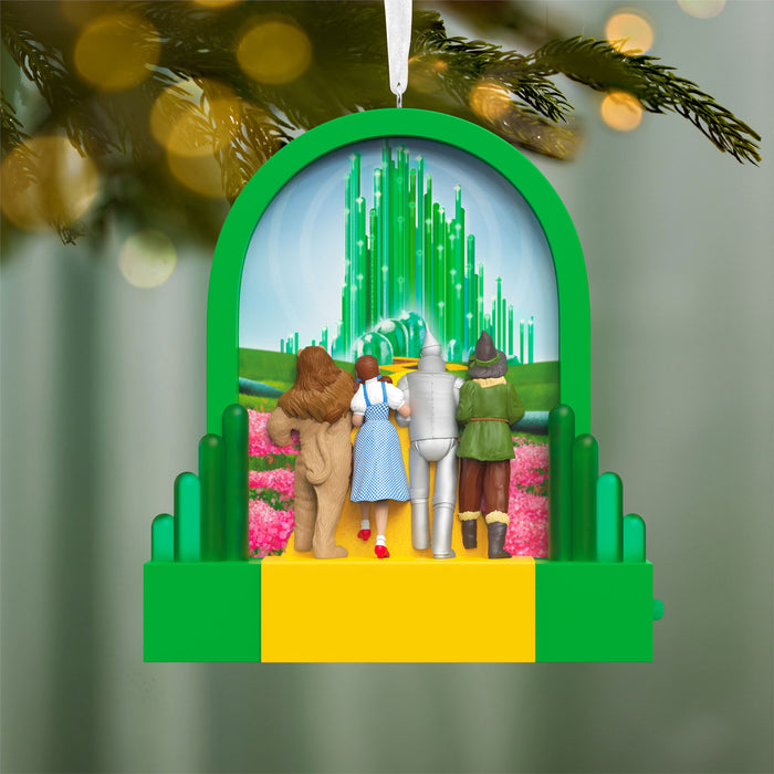 Ornament with characters from 'The Wizard of Oz' against a green background