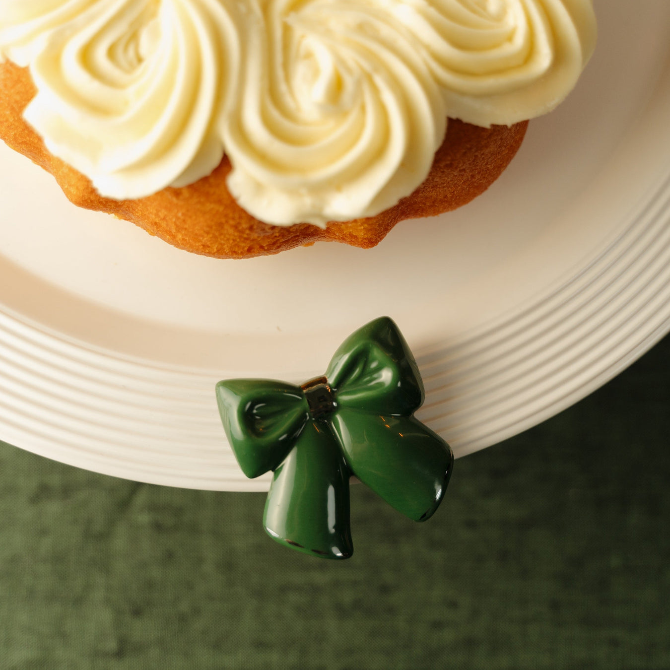 Nora Fleming wrap it up! Green Bow Mini - Retired Style